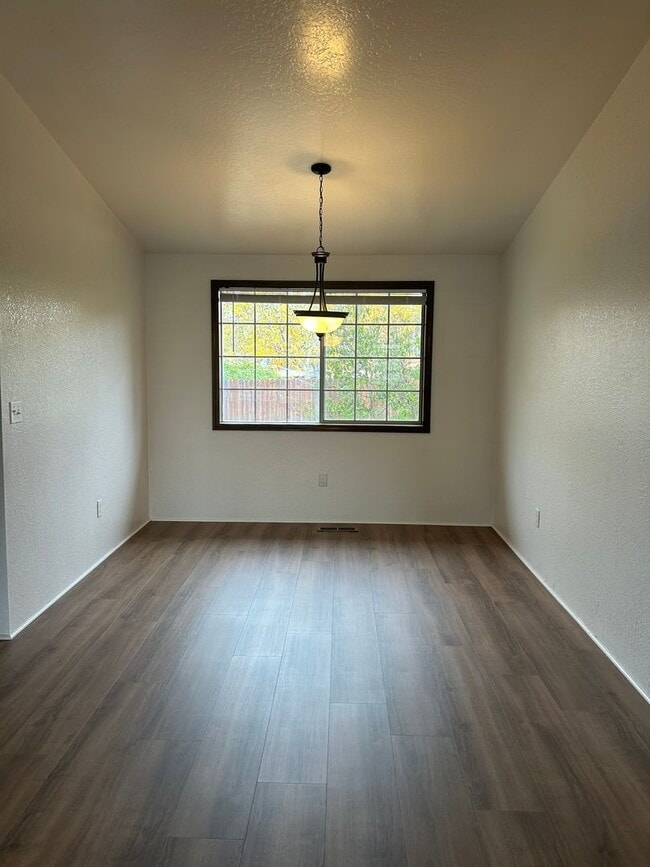 Building Photo - 3 Bedroom 2 Bath Single Family Home