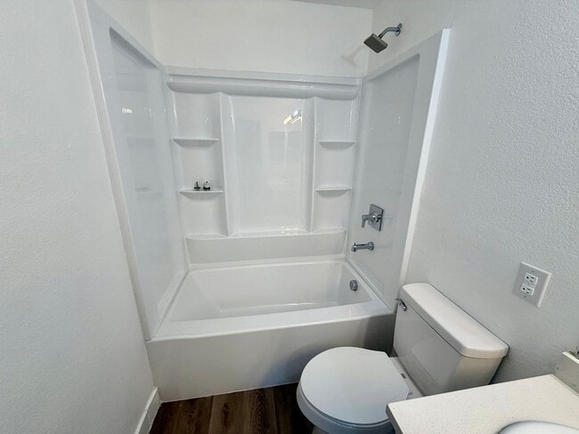 Building Photo - Light and Bright Henderson condo