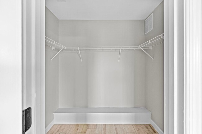 Building Photo - Bridgeport Home with Community Pool!