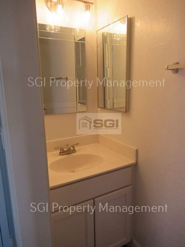 Building Photo - UPGRADED 3 BR CHANDLER HOME!