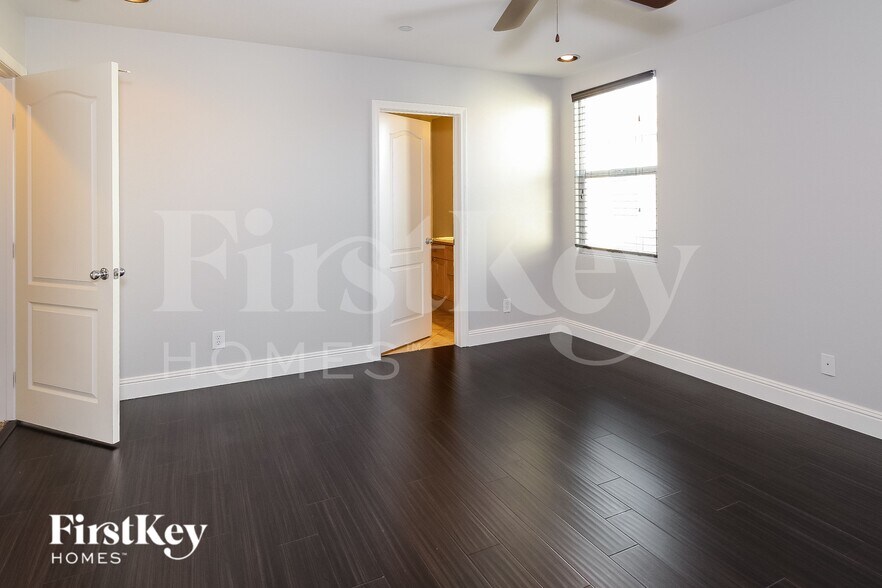 Building Photo - 10548 Gibbous Moon Dr