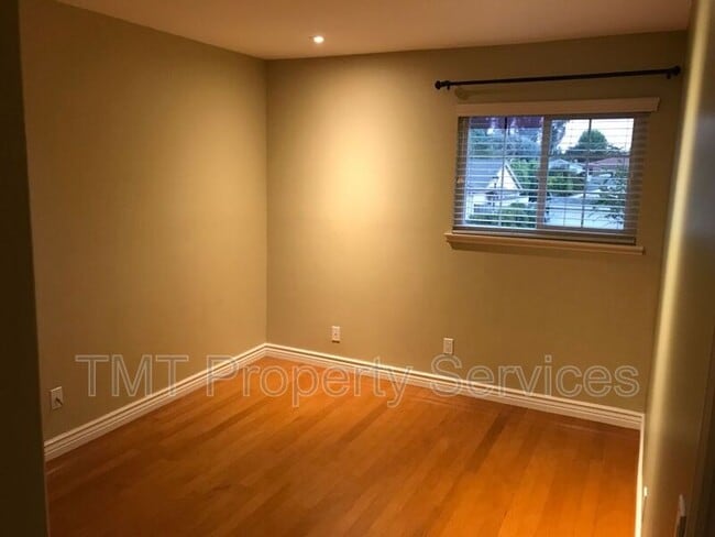 Building Photo - 485 Meadowbrook Dr
