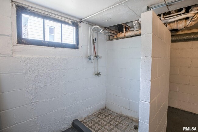 Building Photo - 4515 Drake Dr