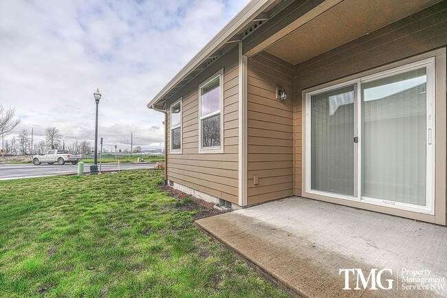 Building Photo - 2BD Duplex in Great Washougal Location! Beautiful Finishes!
