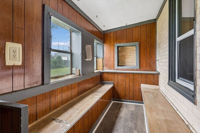 Building Photo - 511 Poppleton Ave