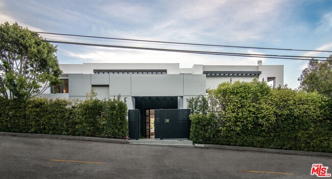 Building Photo - 930 N Tigertail Rd