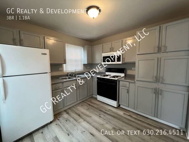 Building Photo - ***BOLINGBROOK LOCATION / 3 BDRM / FINISHE...