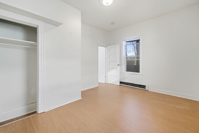 Building Photo - 281 River St