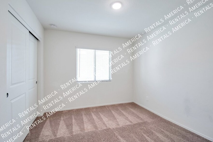 Building Photo - 1560 E Demain Dr