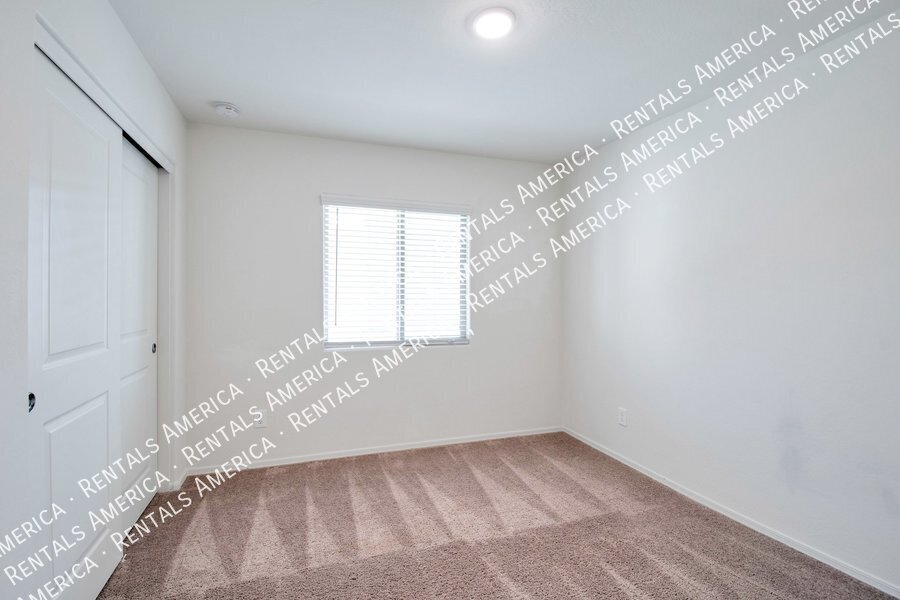Building Photo - 1560 E Demain Dr