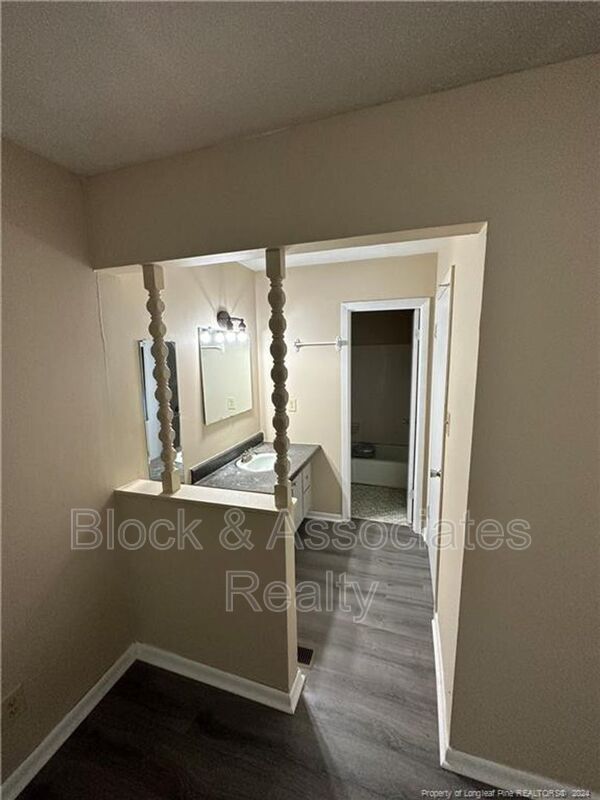 Building Photo - 4959 Fieldcrest Dr