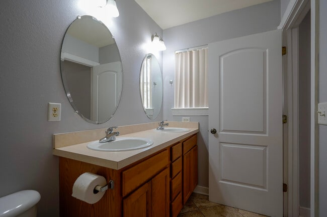 Building Photo - 437 Twin Lakes Ln