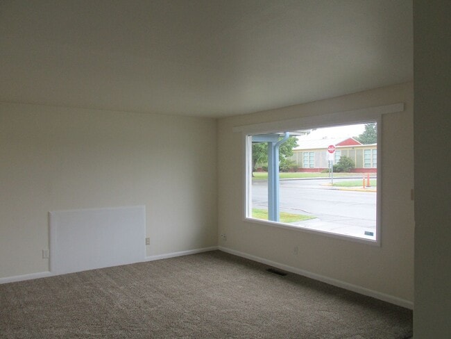 Building Photo - 2 Bedroom house in Burlington