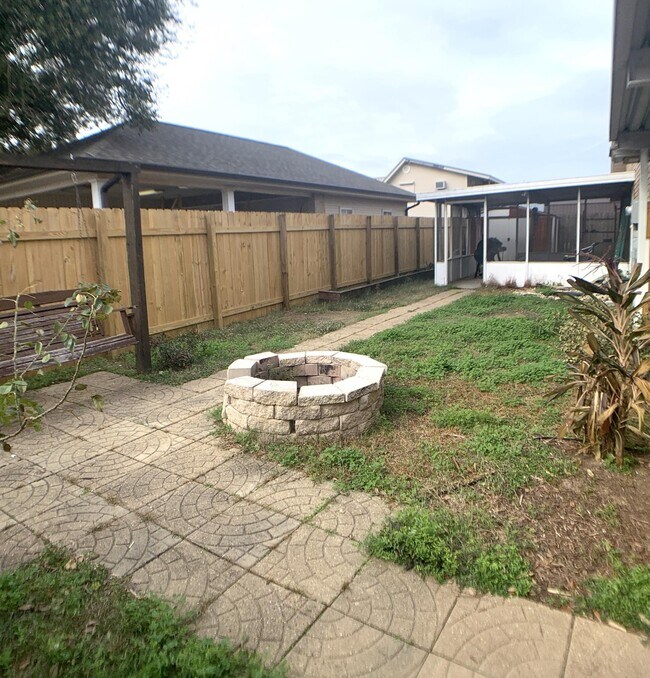 Building Photo - 2216 Acadian Dr