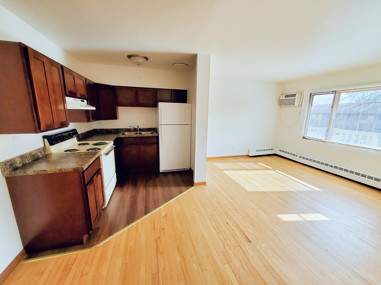 2350-18_UnitC (5)_edited.jpg - Chalet Gardens Apartments.