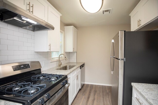 Building Photo - ** 3 Bed 1 Bath located in Forrest Hills *...