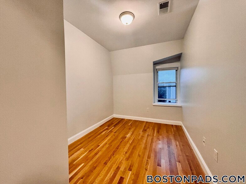 Building Photo - 799 E 4th St