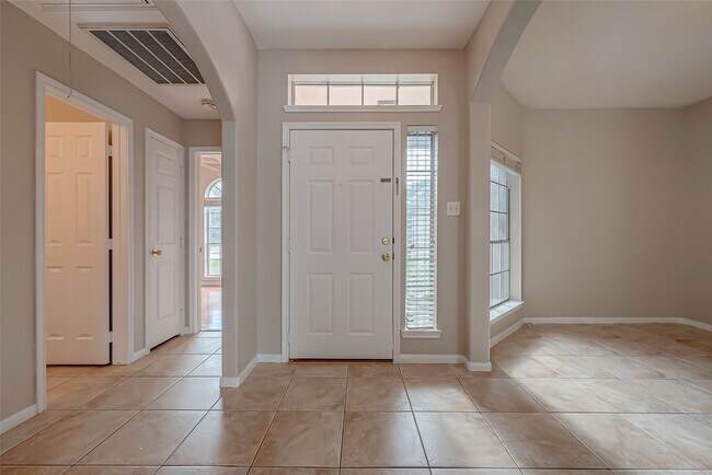 Building Photo - 8714 Pleasantbrook Dr