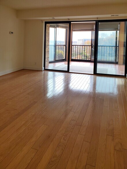 Building Photo - 5901 Mount Eagle Dr