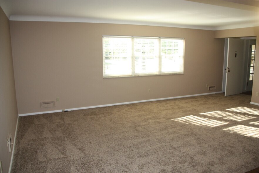 Building Photo - 2142 Collinway St