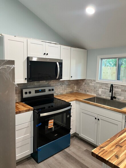 Building Photo - 1911 Capital St