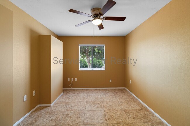 Building Photo - 9425 W Rolling Hills Dr