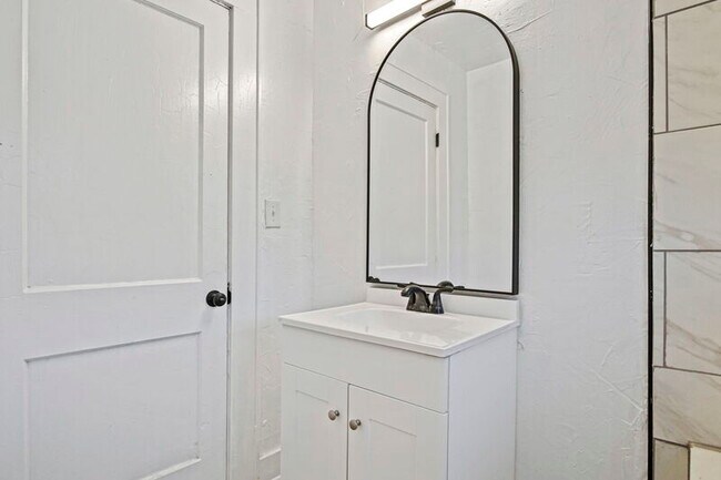 Building Photo - 1524 NE 8th St