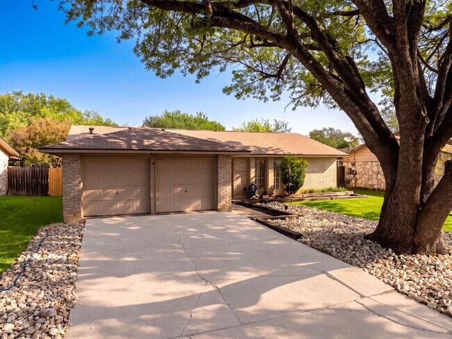 Building Photo - MINUTES FROM LACKLAND, MILES FROM BORING