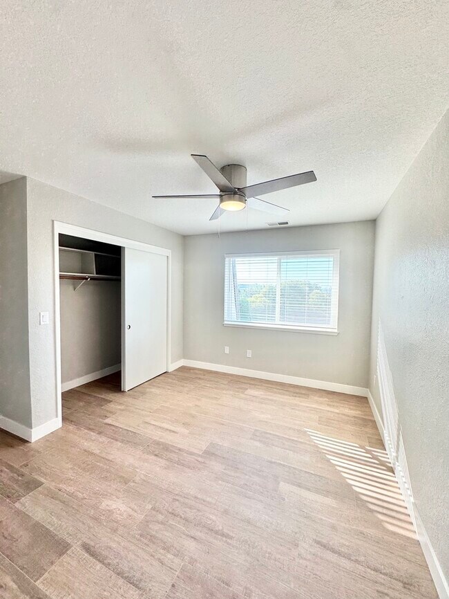 Building Photo - Beaitifully updated 2 bedroom 1.5 bathroom...