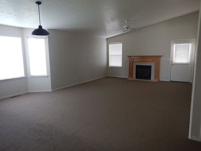 Building Photo - 3 Bedroom, 2 Bathroom at End of Cul-De-Sac