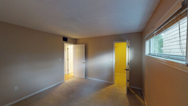 Building Photo - Wonderful Uptown renovated top floor condo!