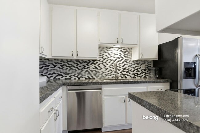 Building Photo - 6542 Ocean Crest Dr