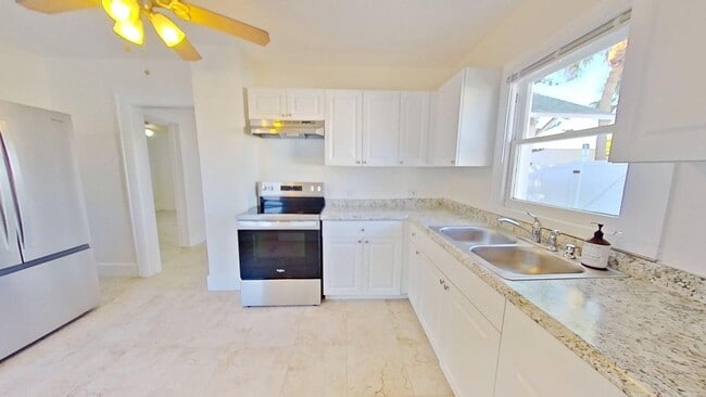 Building Photo - 1BR/1BA + Bonus Room Near Downtown St. Pete | 768 Sq Ft