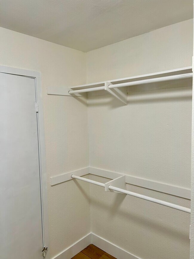 Building Photo - Beautiful finishes, MUST SEE! Renovated 1 bedroom condo in La Jolla Park Villas! Includes 1 COVER...