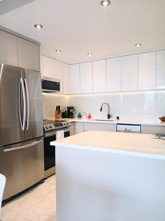 Building Photo - 1830 Embassy Dr