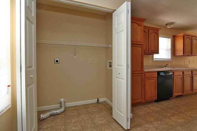 Building Photo - 4 Bedroom House Close to Campus