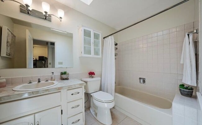 Building Photo - Boutique Condo with Stunning Views of Elliot Bay!