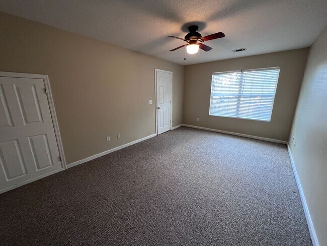 Building Photo - Jason 378-380