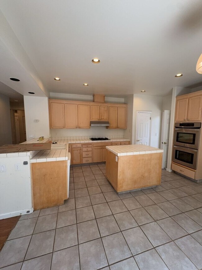 Building Photo - Desired Green Valley Home