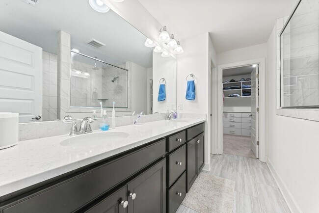 Building Photo - **LIKE-NEW UPGRADED HOME WITH FENCED YARD ...
