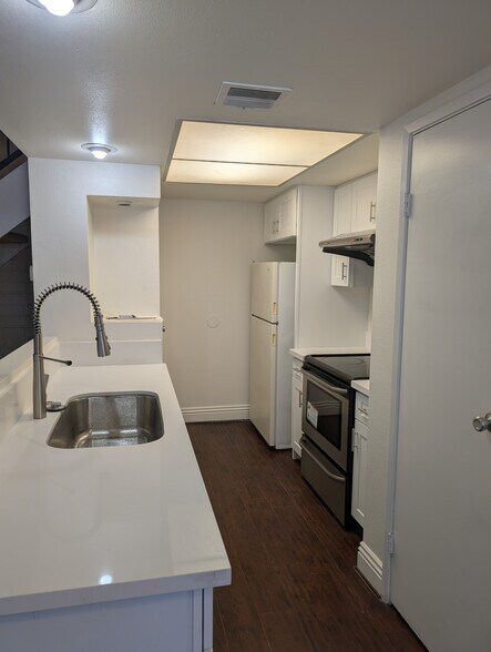 Building Photo - 3037 Knollwood Ave