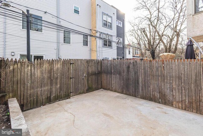 Building Photo - 3030 W Girard Ave