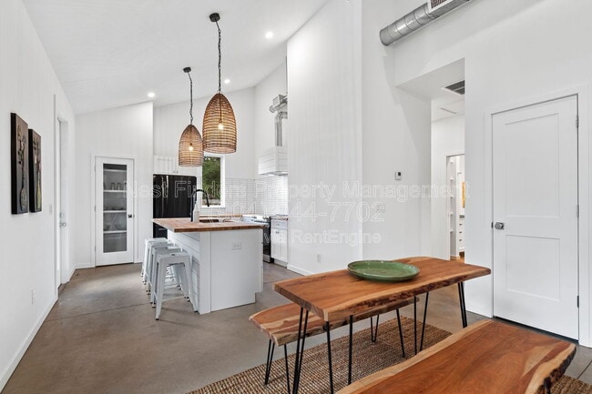 Building Photo - 581 Hazel St