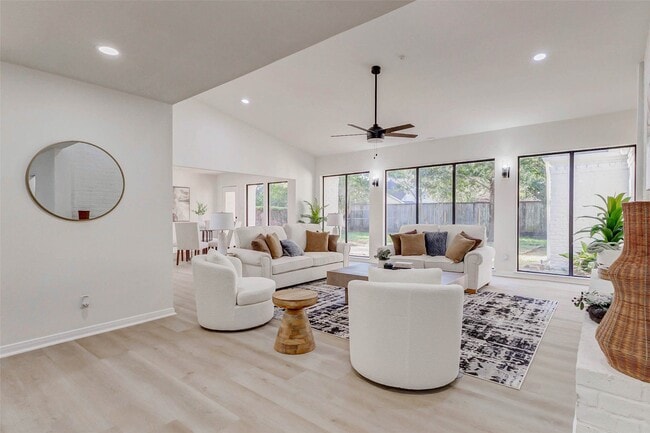 Building Photo - 10303 Chevy Chase Dr