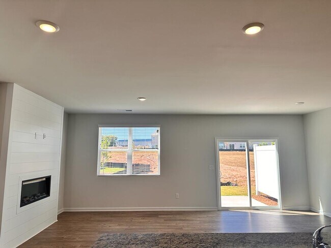 Building Photo - 121 Founders Dr