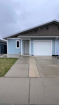 Building Photo - 5 bedroom 2 bath duplex coming soon!!!