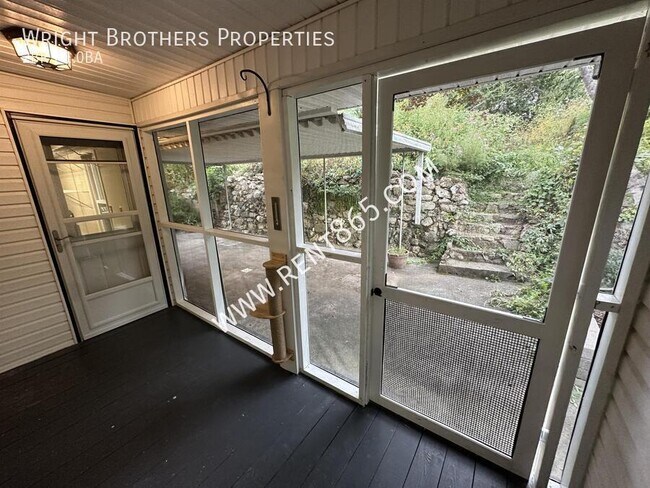 Building Photo - 2525 Bernhurst Dr