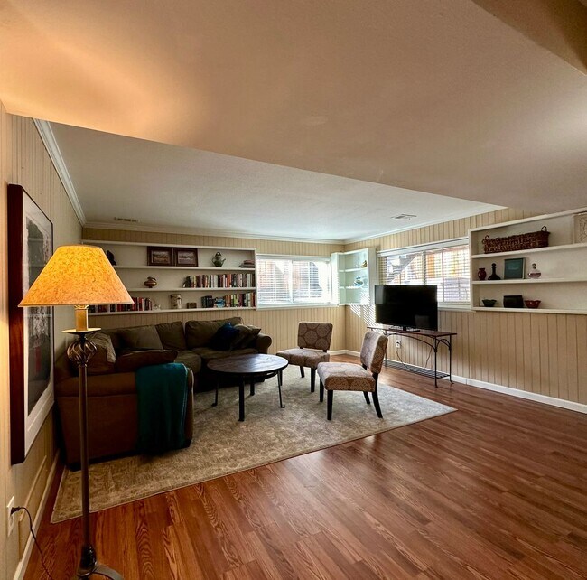 Building Photo - Fully Furnished 4 bedroom 2 bath home is Englewood Available NOW!!