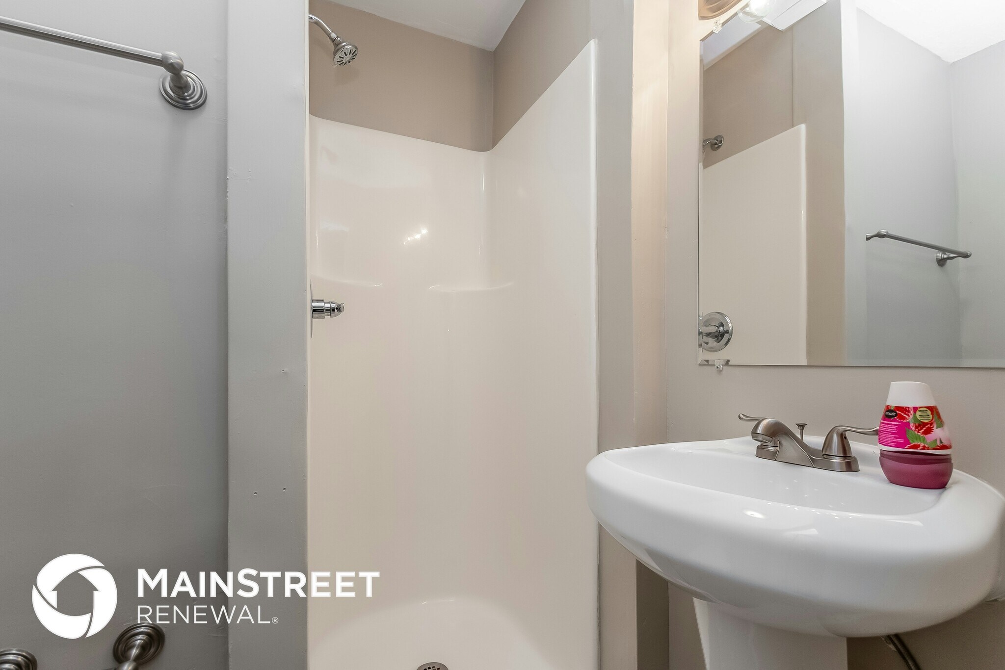 Building Photo - 742 King Rd