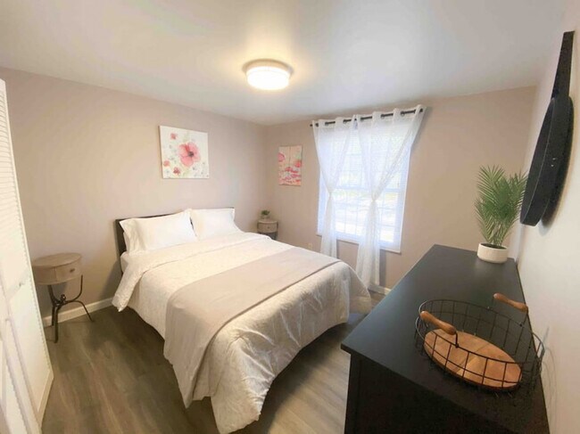 Building Photo - 11423-11425 5 Cedars Rd